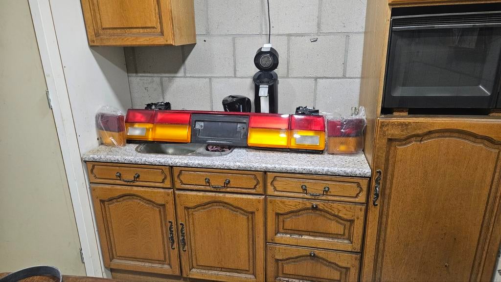 Achterlichten en verlichtingsbalk audi 90 amerikaanse plaat., Huis en Inrichting, Keuken | Complete keukens, Ophalen, Zo goed als nieuw