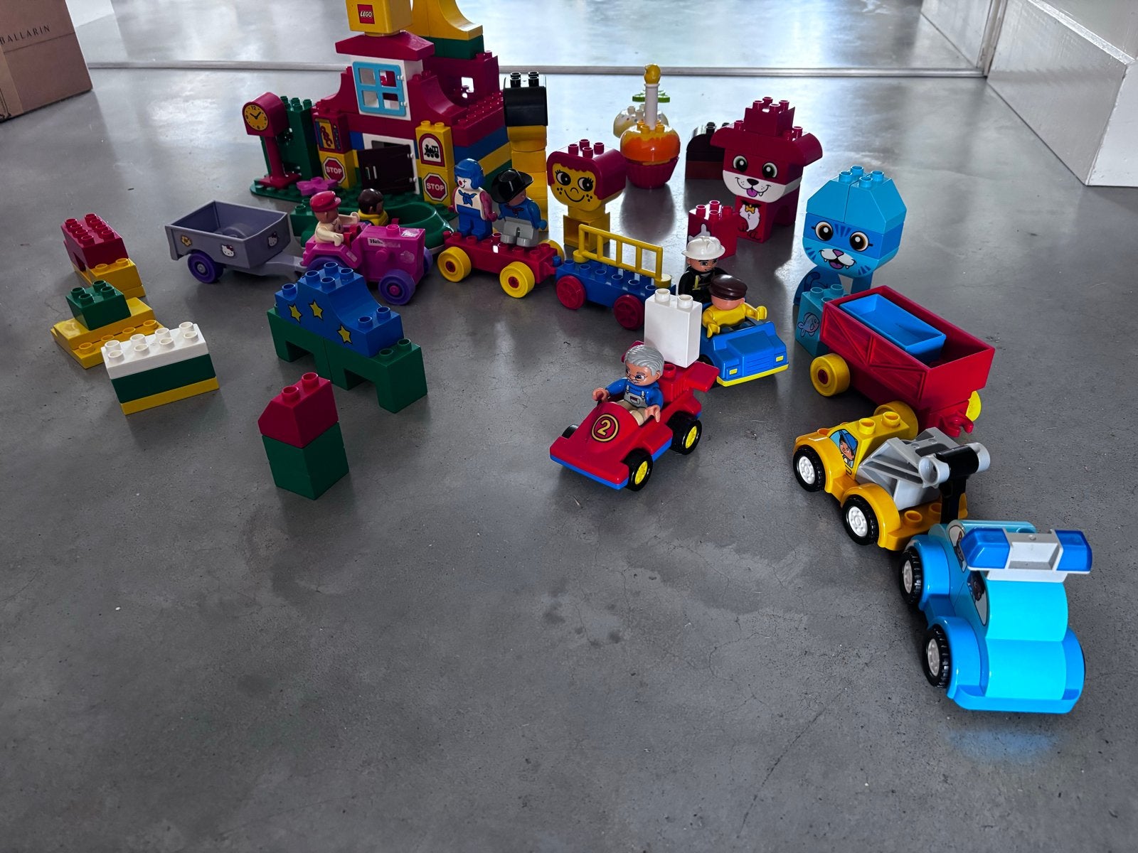 Grote verzameling Duplo met voertuigen en figuren, Inclusief minifiguren, Gebruikt, Ophalen of Verzenden, Duplo
