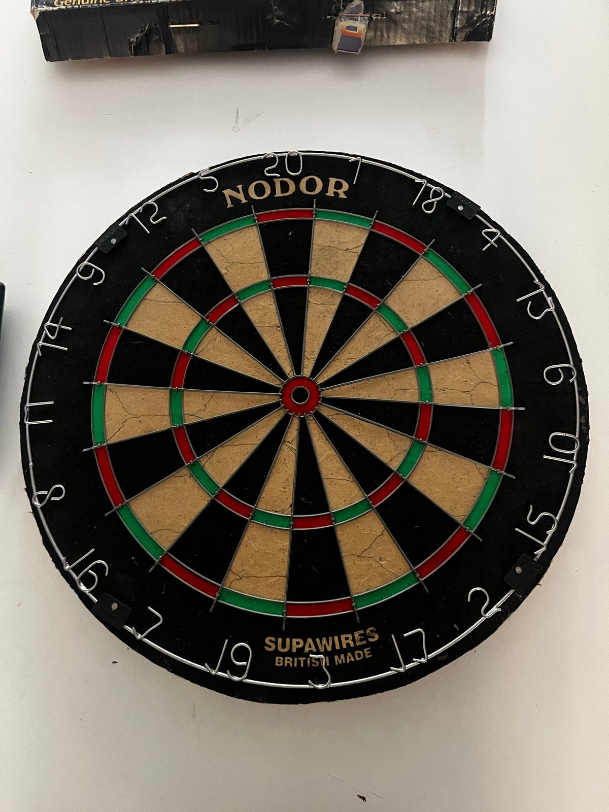 Nodor Dartbord met pijlen - Zo goed als nieuw, Sport en Fitness, Darts, Ophalen of Verzenden, Zo goed als nieuw, Dartbord met pijlen