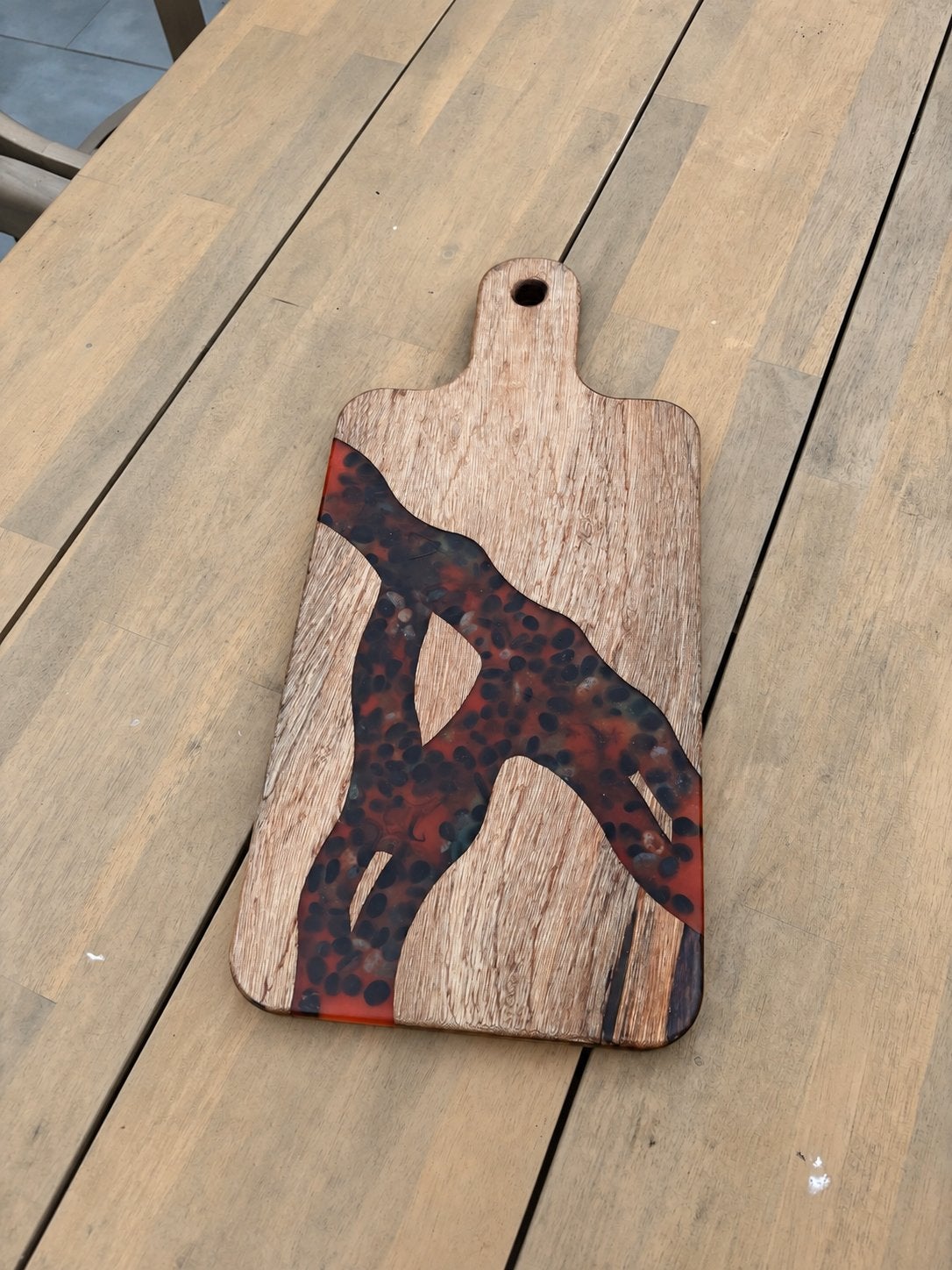 Luxe mahonie borrelplank met rood/oranje epoxy rivier, Hout, Snij-/serveerplank, Nieuw, Ophalen of Verzenden