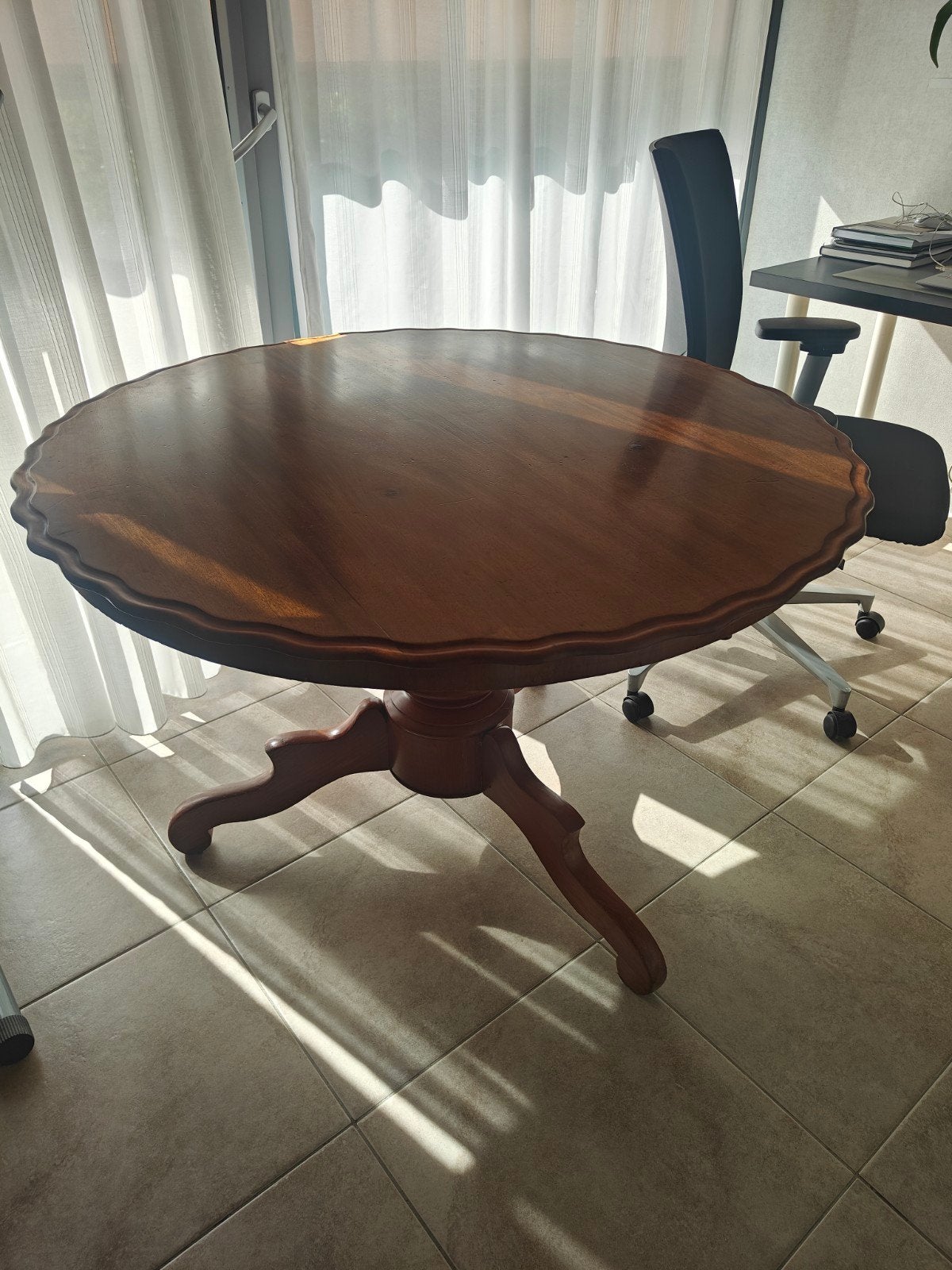Antieke ronde eettafel met driepoot - Klassiek & Modern, Ophalen of Verzenden
