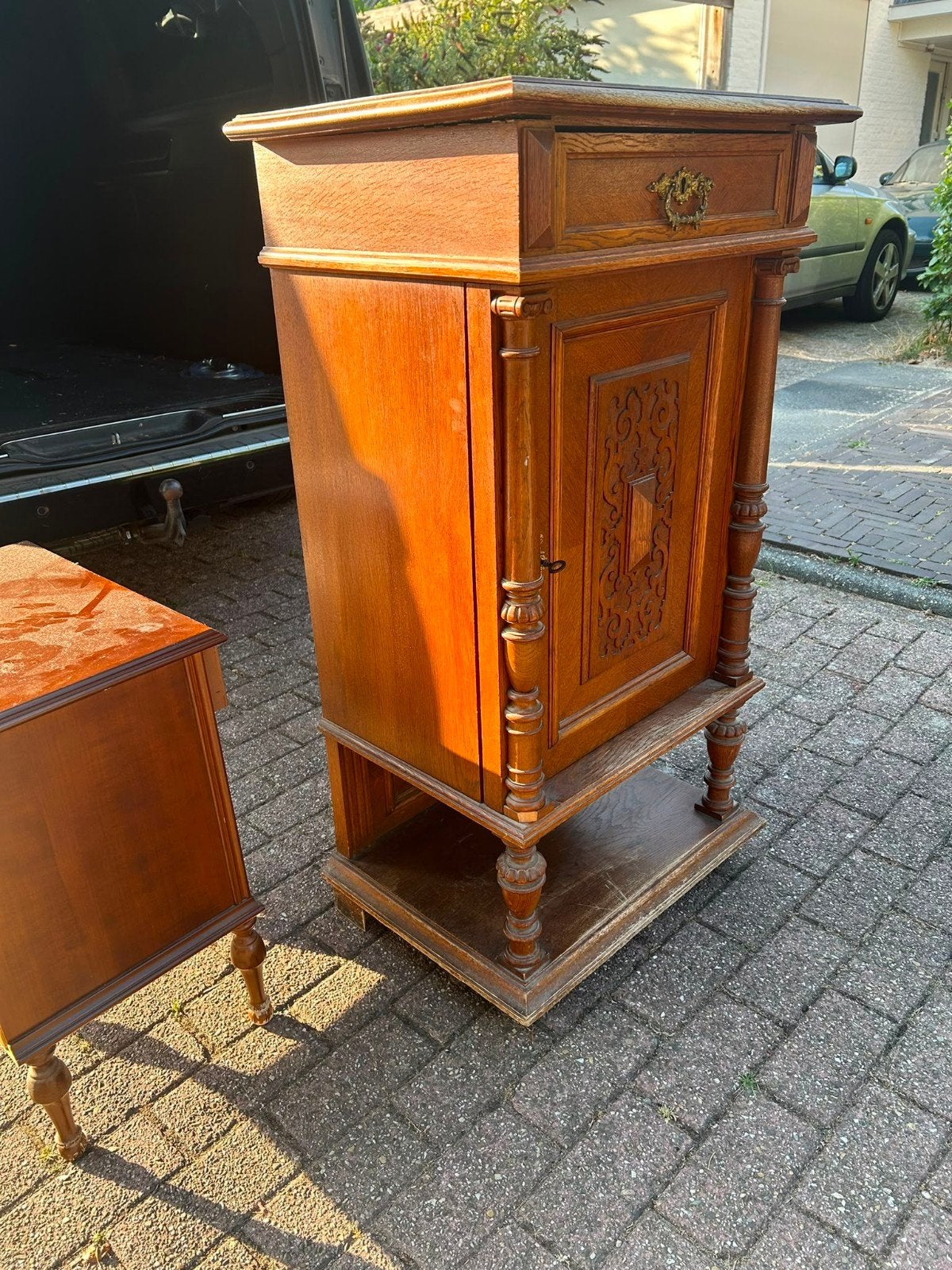 Antieke houten kast met lade en planken, Ophalen