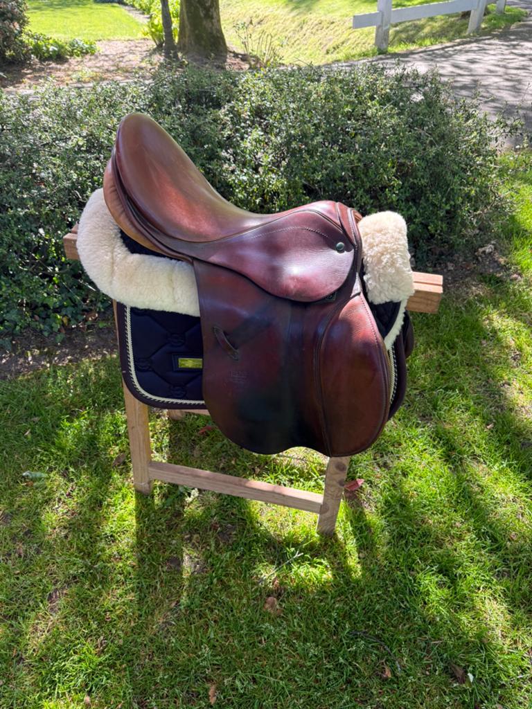 Stübben Siegfried bruin springzadel 17,5 inch, Dieren en Toebehoren, Paarden en Pony's | Zadels, Ophalen of Verzenden, Gebruikt
