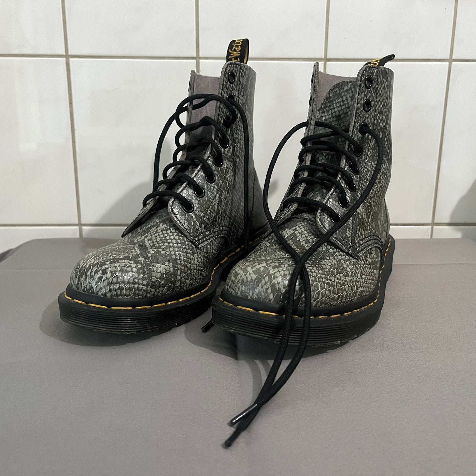 Dr. Martens laarzen met slangenprint, Lage of Enkellaarzen, Ophalen of Verzenden, Zo goed als nieuw, Grijs