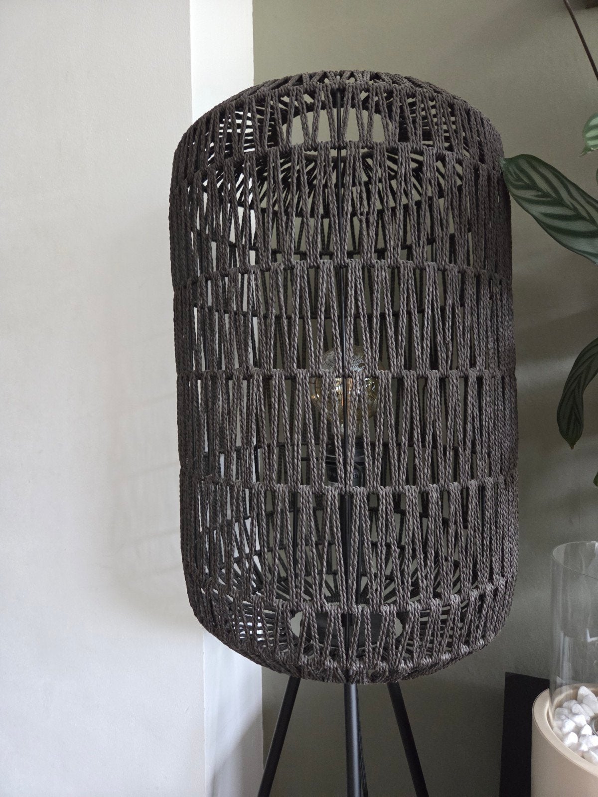 Zwarte staande lamp met gevlochten kap, Ophalen, 100 tot 150 cm, E27 (groot), Modern, Bohemien