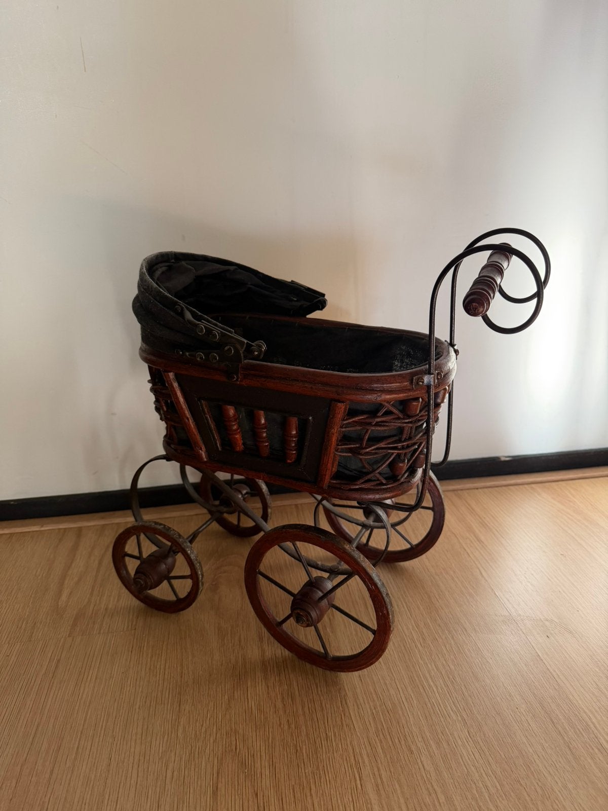 Prachtige vintage houten poppenwagen met rieten details, Ophalen