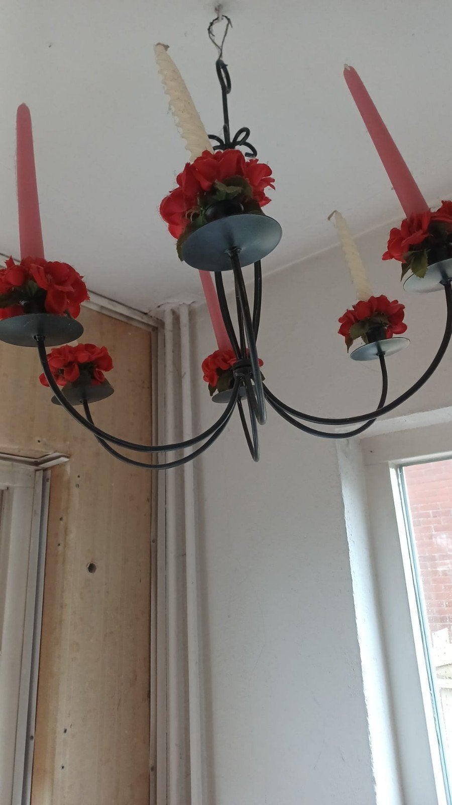 Vintage Kroonluchter met Kaarsen en Rode Bloemen, Huis en Inrichting, Ophalen, Gebruikt, Overige fittingen, Metaal