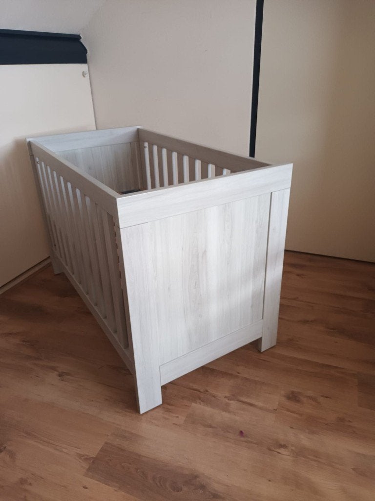 Babykamer compleet (commode/ledikant/kast) / interbaby, Ophalen, Zo goed als nieuw, Jongetje of Meisje