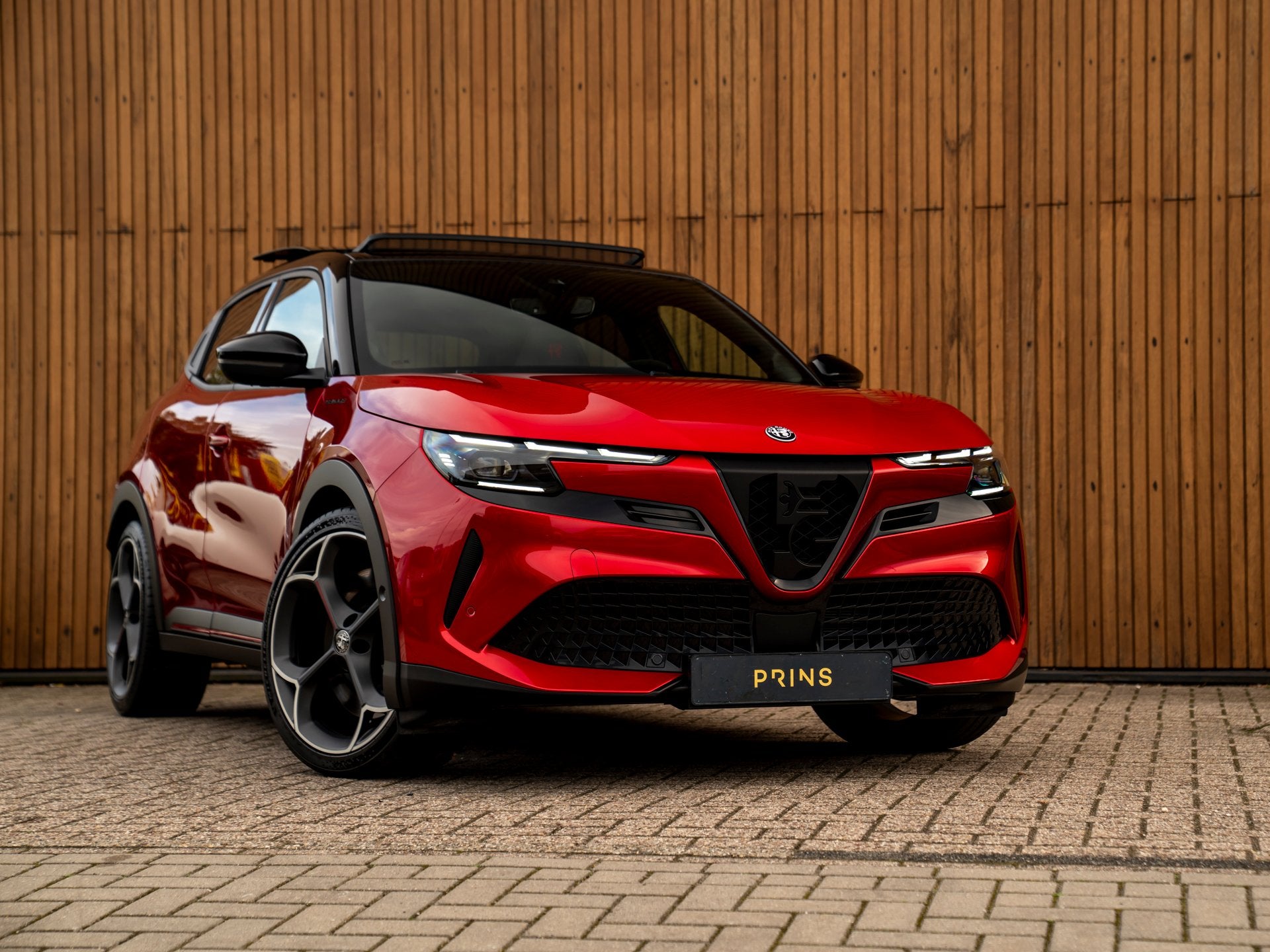 Alfa Romeo Junior Elettrica Veloce 54 kWh | Corsa stoelen |, Auto's, Dealer onderhouden, Zwart, 1535 kg, Alcantara