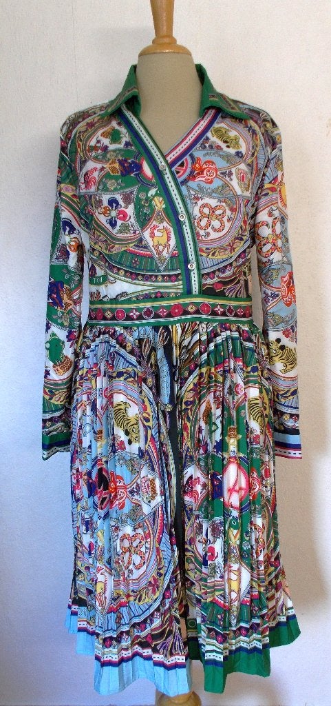 Mooie print jurk met leuke luxe merk afbeeldingen! M, Kleding | Dames, Maat 38/40 (M), Zo goed als nieuw, Onder de knie, Meerkleurig