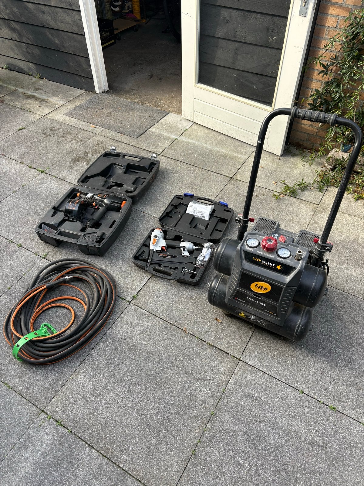 Tjep Silent Compressor met 2 tackers en luchtslang, Ophalen, Zo goed als nieuw
