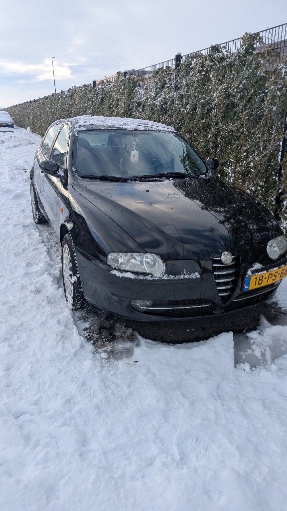 Alfa Romeo 147 1.6 T.spark 16V 77KW 5DR 2004 Zwart, Voorwielaandrijving, Zwart, 4 cilinders, 400 kg