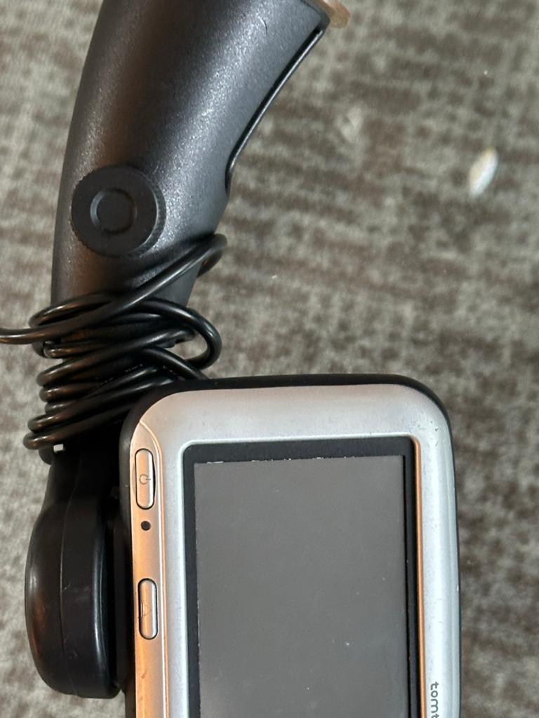 TomTom navigatiesysteem met autolader, Ophalen of Verzenden, Zo goed als nieuw