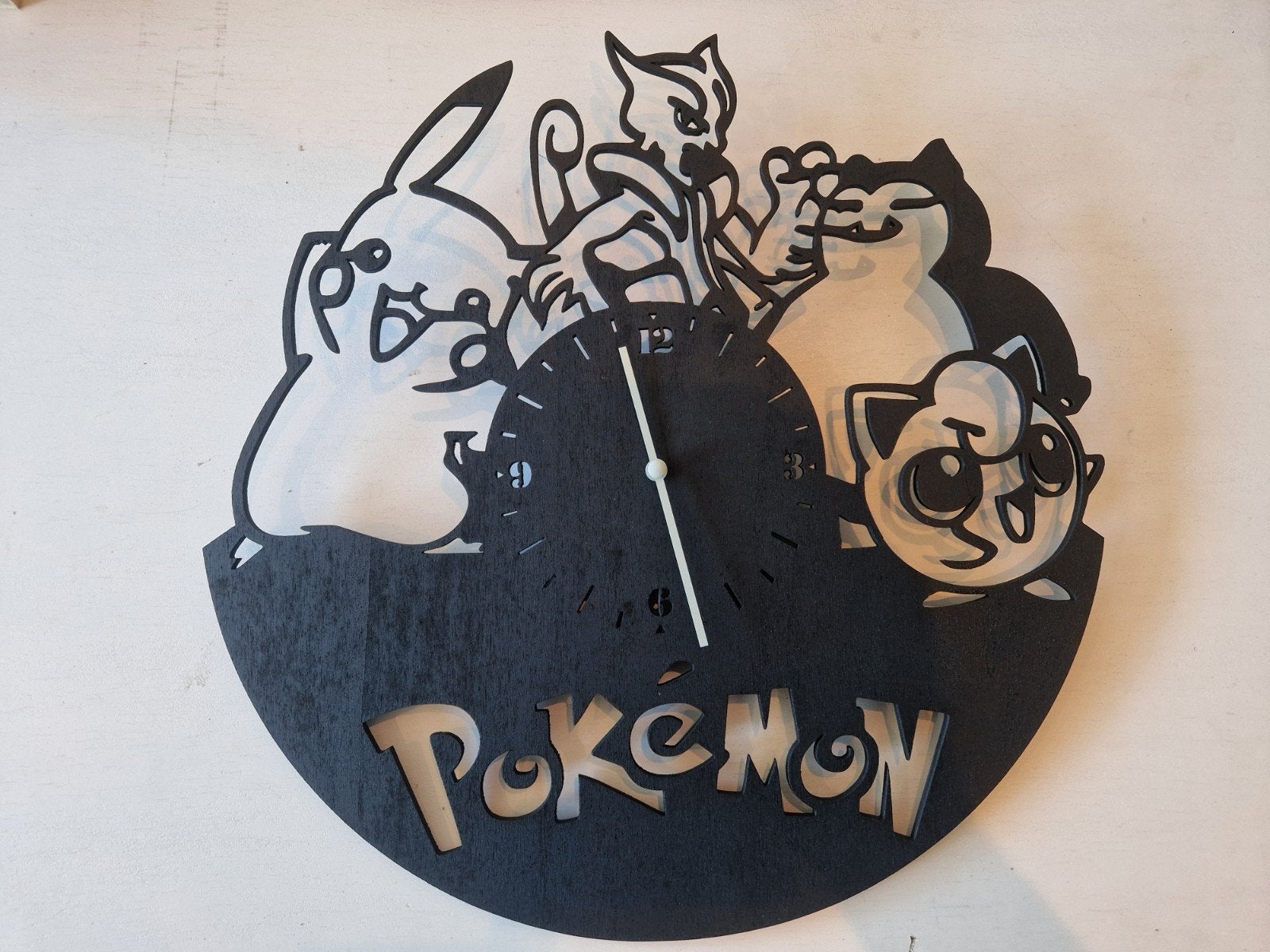 Unieke Pokemon Klok - Nieuw en Lokaal Gelaserd, Wandklok, Nieuw, Ophalen of Verzenden, Overige merken