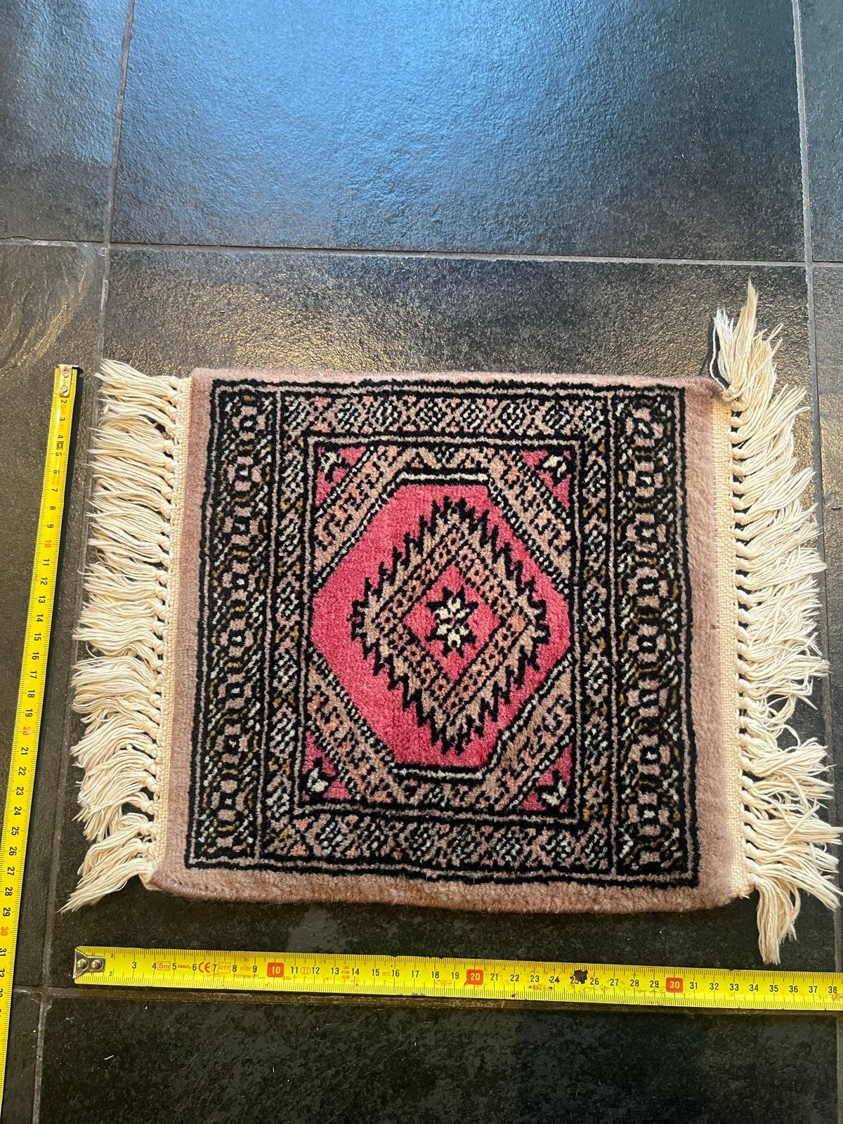 Handgeknoopt tapijtje met franjes, Minder dan 50 cm, Vierkant, Ophalen of Verzenden, Zo goed als nieuw