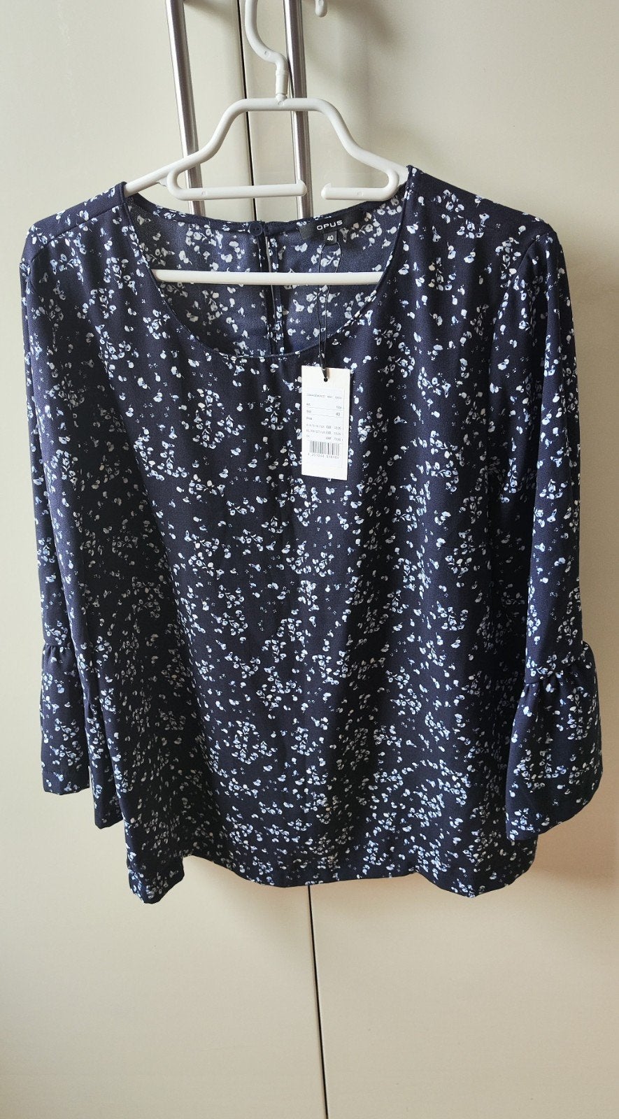 Nieuwe donkerblauwe blouse met wit/ blauwe bloempjes maat 40, Maat 38/40 (M), Blauw, Nieuw, Ophalen of Verzenden