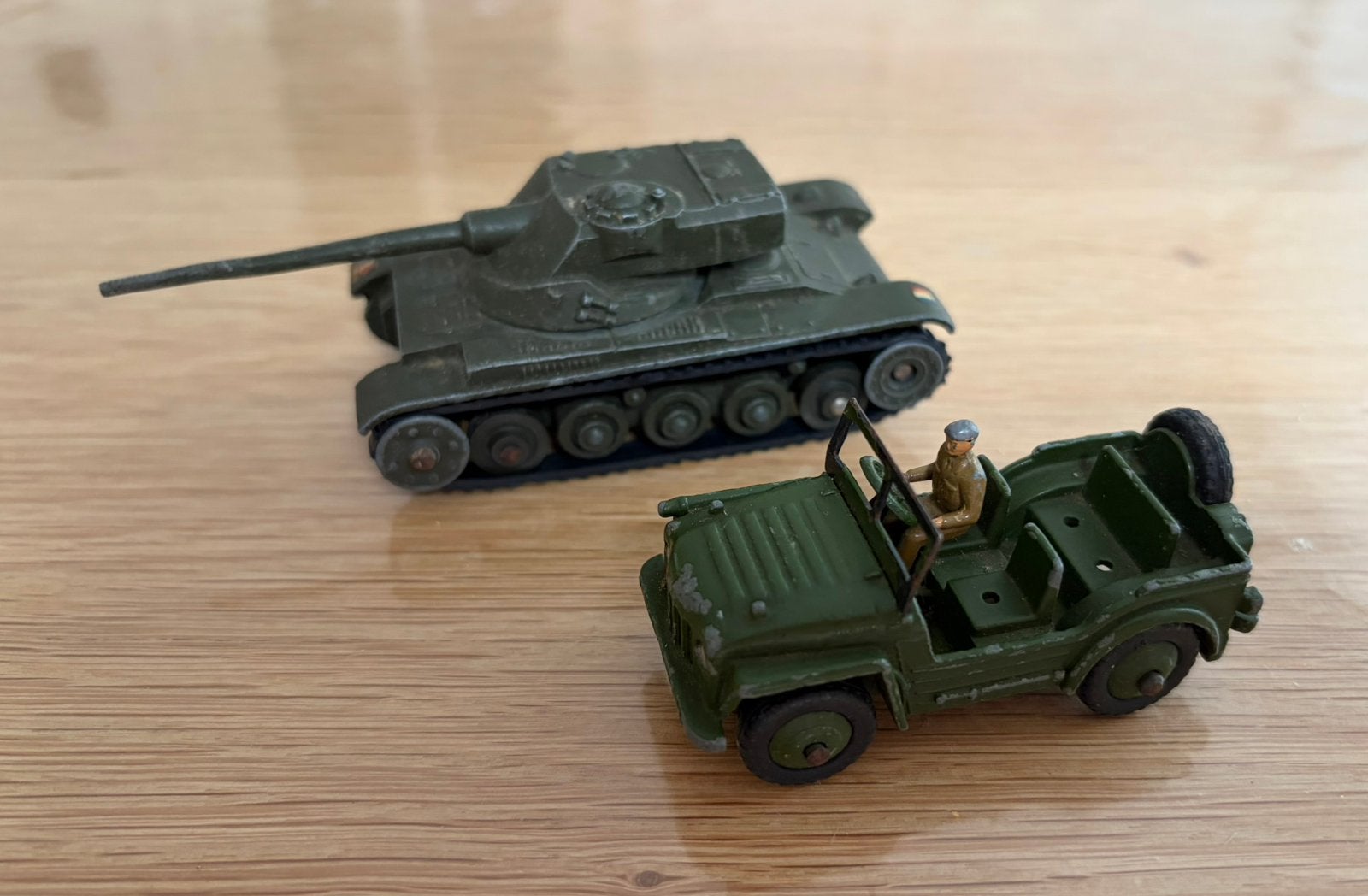 Dinky Toys militaire voertuigen. Austin Champ Jeep + Tank., Ophalen of Verzenden, Gebruikt, Auto, Dinky Toys