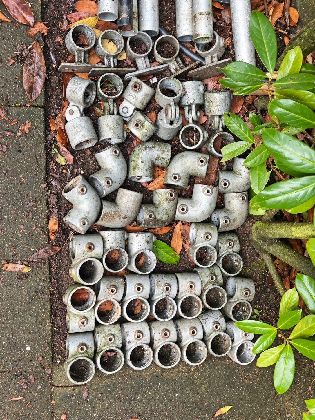 Partij aluminium buizen met buiskoppelingen – steigerbuis, Ophalen, Gebruikt, 100 tot 250 mm