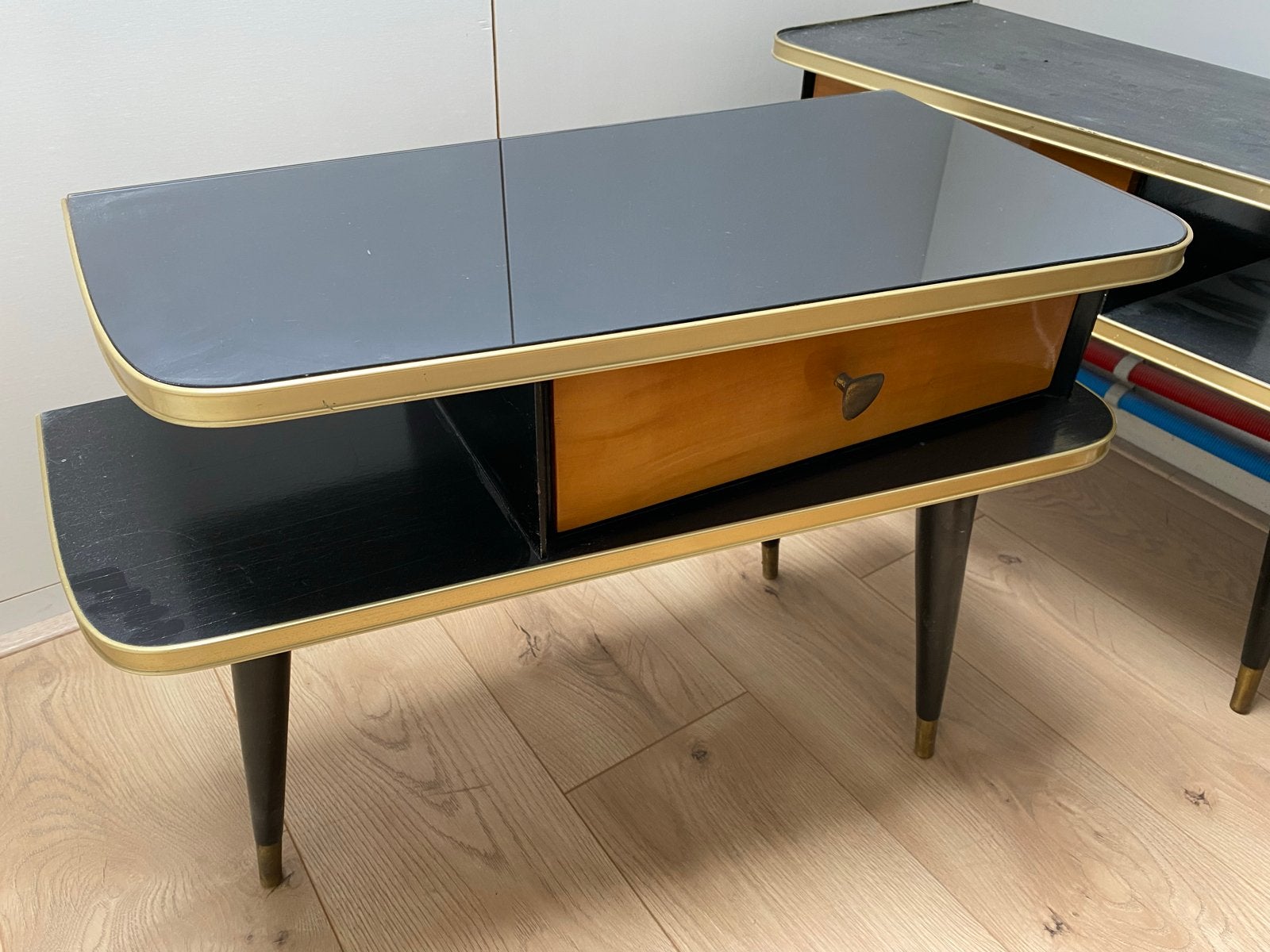 2x Vintage bijzettafel met lade en glazen blad, Ophalen, 50 – 75, Gebruikt, 50 tot 100 cm