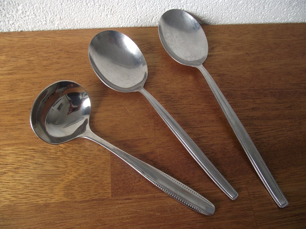 3 RVS parelrand opscheplepels 2x Parel 70 1x Sola Elite p s, Antiek en Kunst, Antiek | Bestek, Ophalen of Verzenden