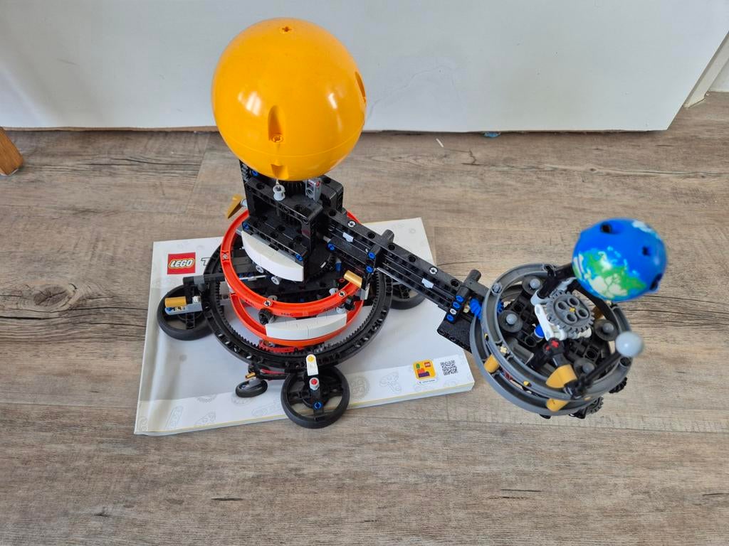 LEGO Technic 42179 De Aarde en de Maan in Beweging, Lego, Compleet, Ophalen of Verzenden, Zo goed als nieuw