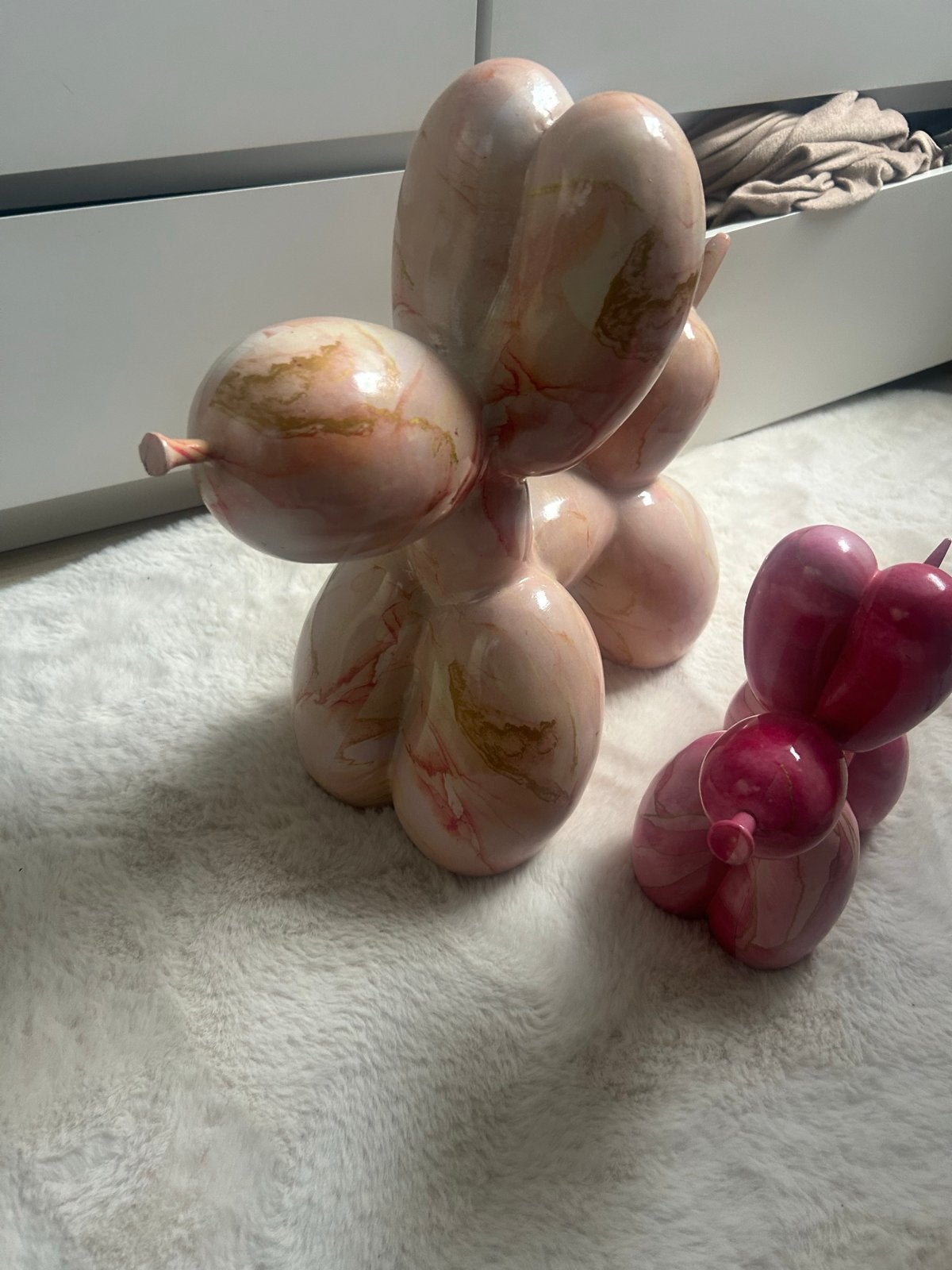 Set van 2 grote Marmerlook Ballonhond Beelden - Roze/Goud, Kunststof, Ophalen of Verzenden, Handgemaakt, 20 - 50 cm