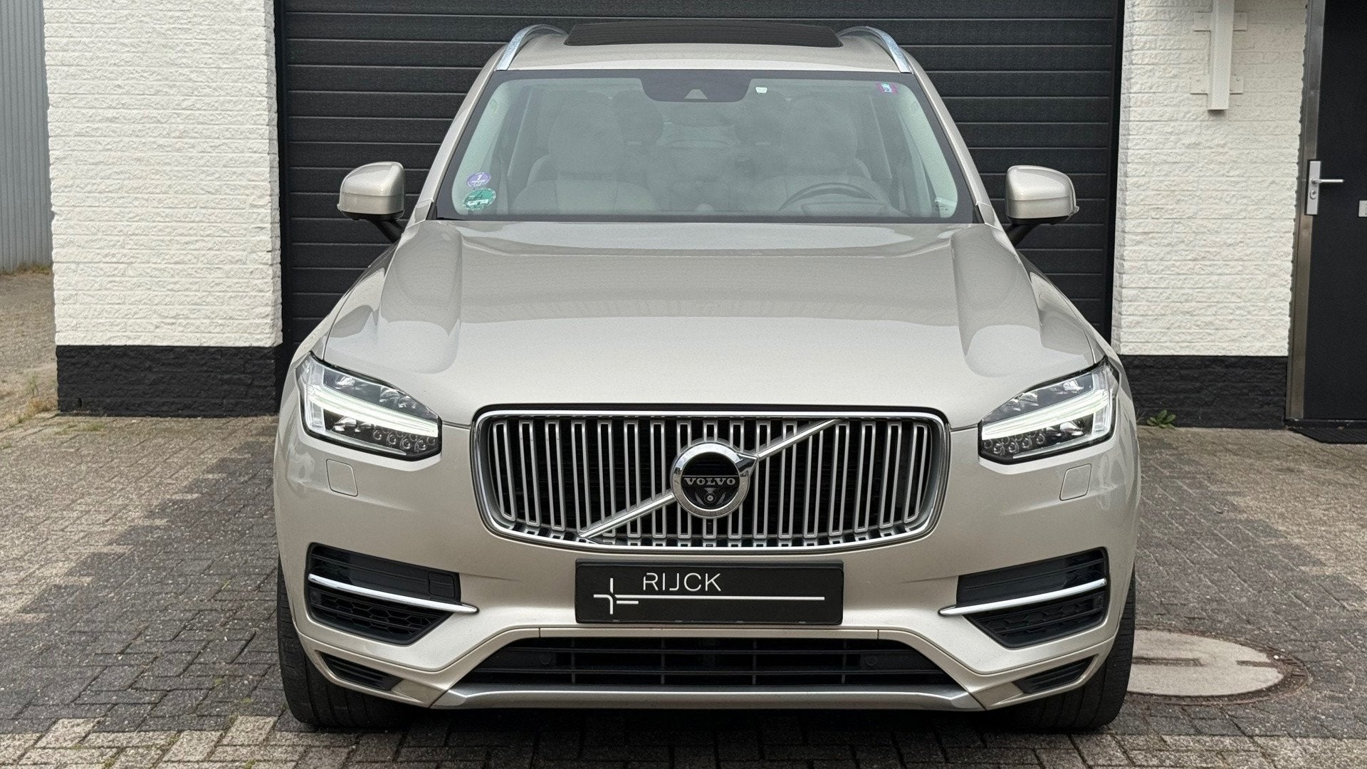 Volvo XC90 2.0 T8 Twin Engine AWD Inscription | B&W | Pano |, Auto's, Gebruikt, 7 stoelen, Bedrijf, Vierwielaandrijving