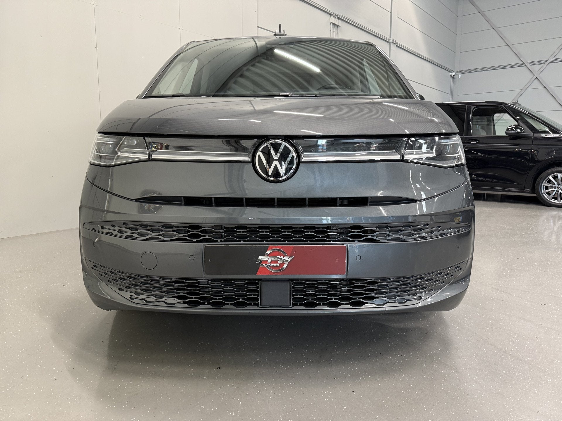 Volkswagen Multivan 1.4 eHybrid Energetic 7p. PANO/LEER+MASS, Auto's, Dealer onderhouden, Zwart, Met garantie (alle), 7 stoelen