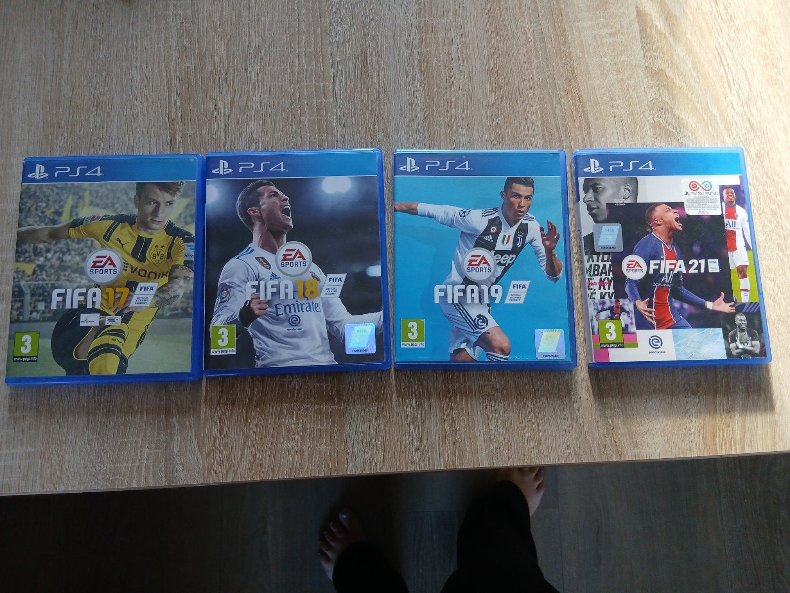 4 fifa spellen voor de playstation 4, Ophalen of Verzenden, Zo goed als nieuw, Sport, 3 spelers of meer