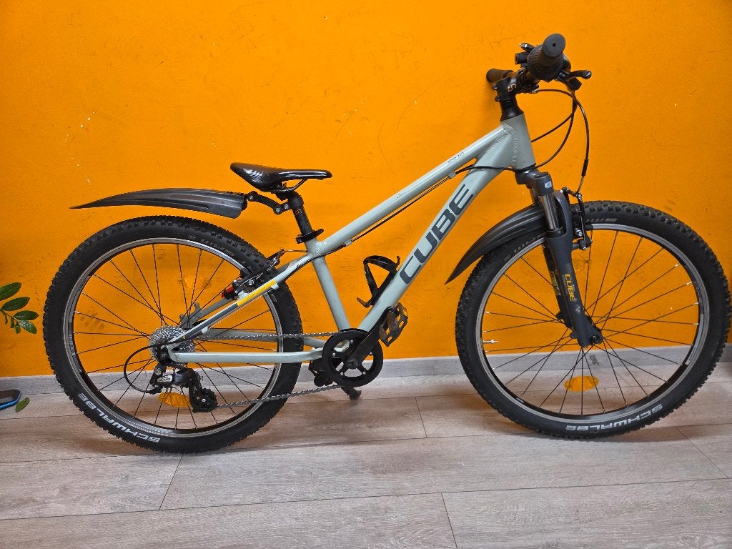 Cube 240 Acid Race 24 inch, Ophalen, Gebruikt, Aluminium, 24 inch of meer