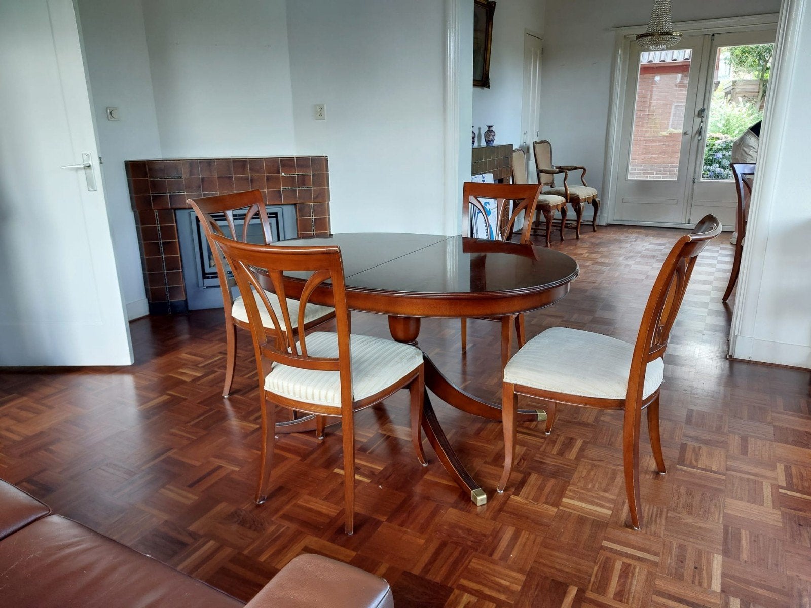 Uitschuifbare eettafel met 4 stoelen en salontafel, Huis en Inrichting, Tafels | Eettafels, Ophalen, Kersenhout, Klassiek