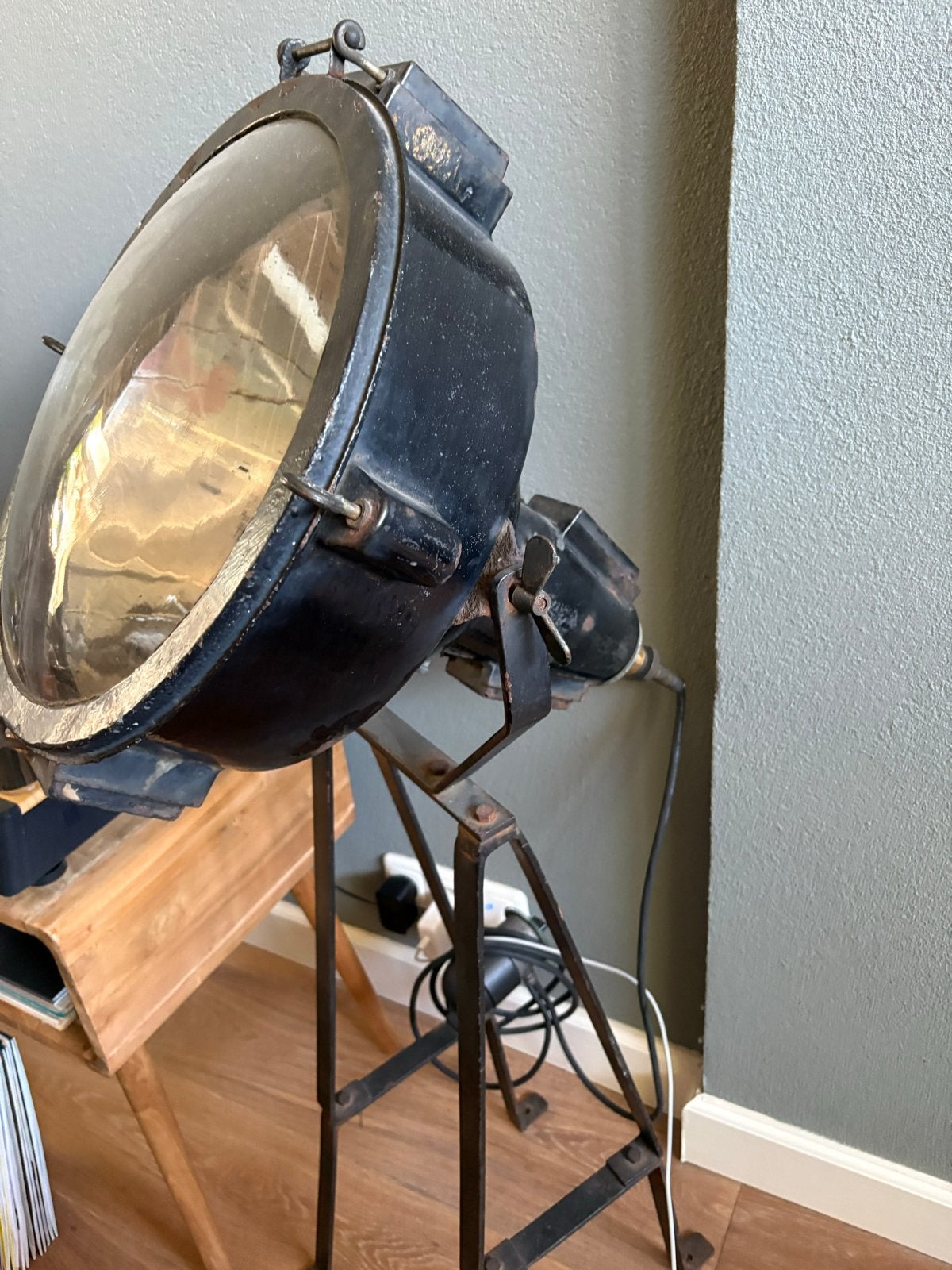Vintage industriële vloerlamp / theaterlamp op statief, Antiek en Kunst, Ophalen