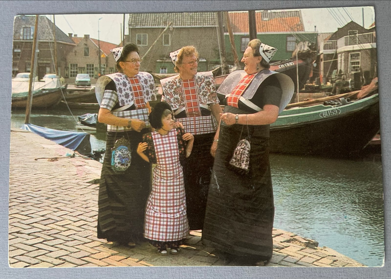 Spakenburg - Klederdracht aan de haven, Verzenden, 1960 tot 1980, Ongelopen, Utrecht