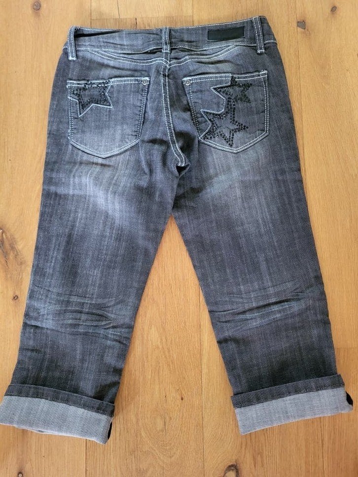 Amisu Jeans 3/4  grijs met Strass sterpatroon op z- Maat W27, Ophalen of Verzenden, Zo goed als nieuw, Grijs, W27 (confectie 34) of kleiner