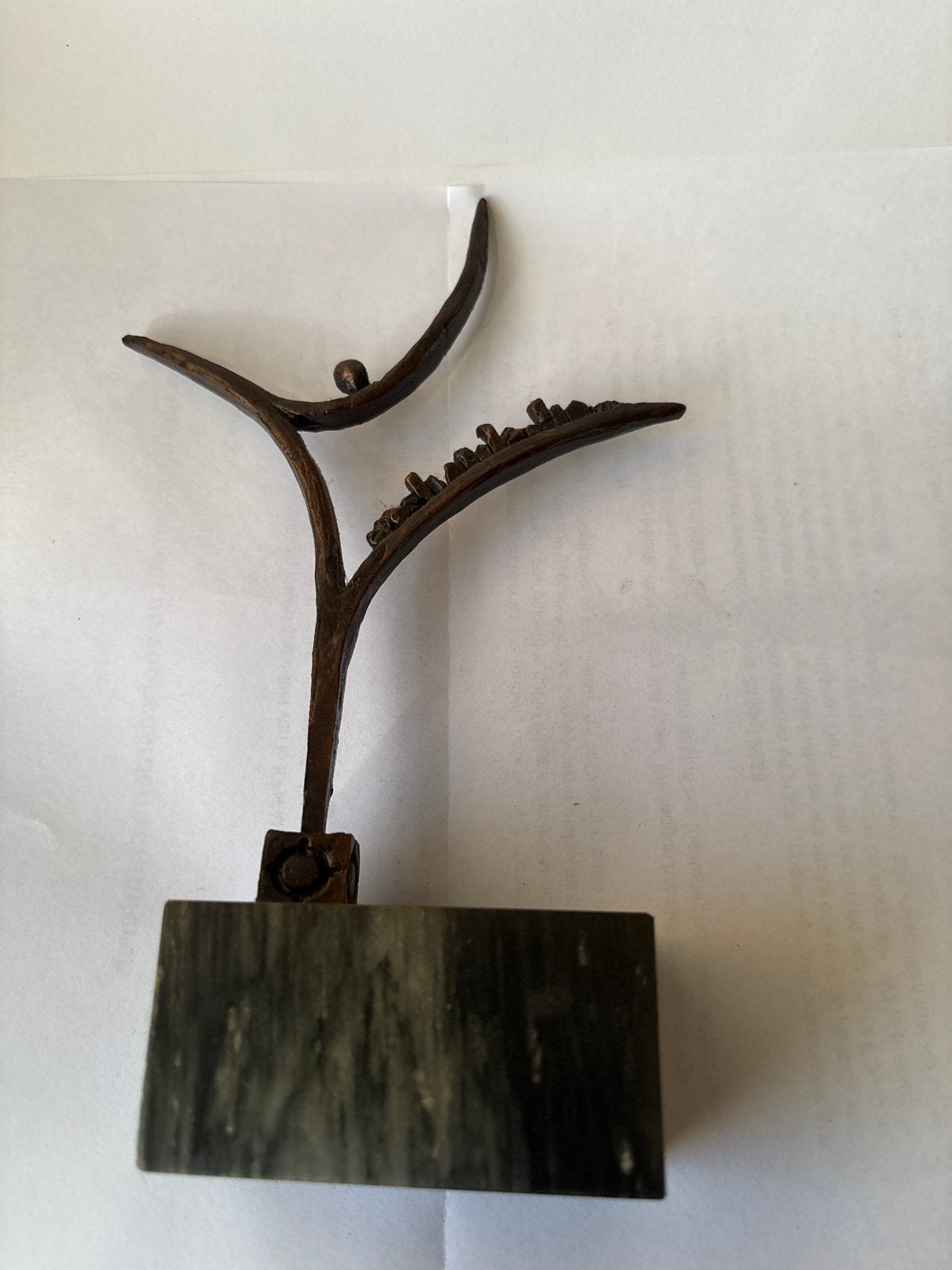 Abstract bronzen beeld op sokkel( Corry Ammeraal), Ophalen of Verzenden, 20 - 50 cm, Beeld, Abstract