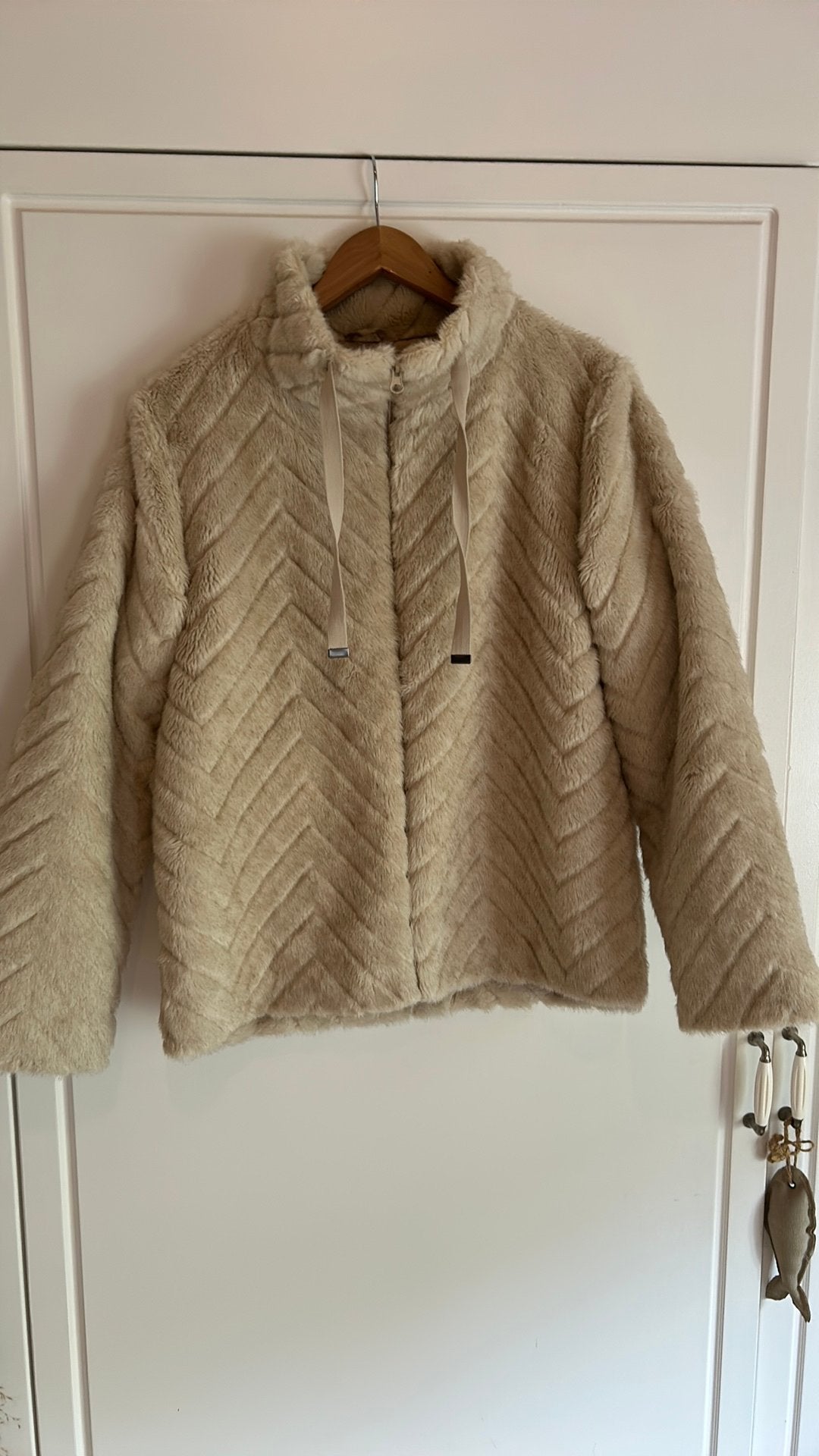 Prachtige imitatie bont dames jasje, nieuwstaat maat L., Ophalen of Verzenden, Zo goed als nieuw, Maat 42/44 (L), Beige