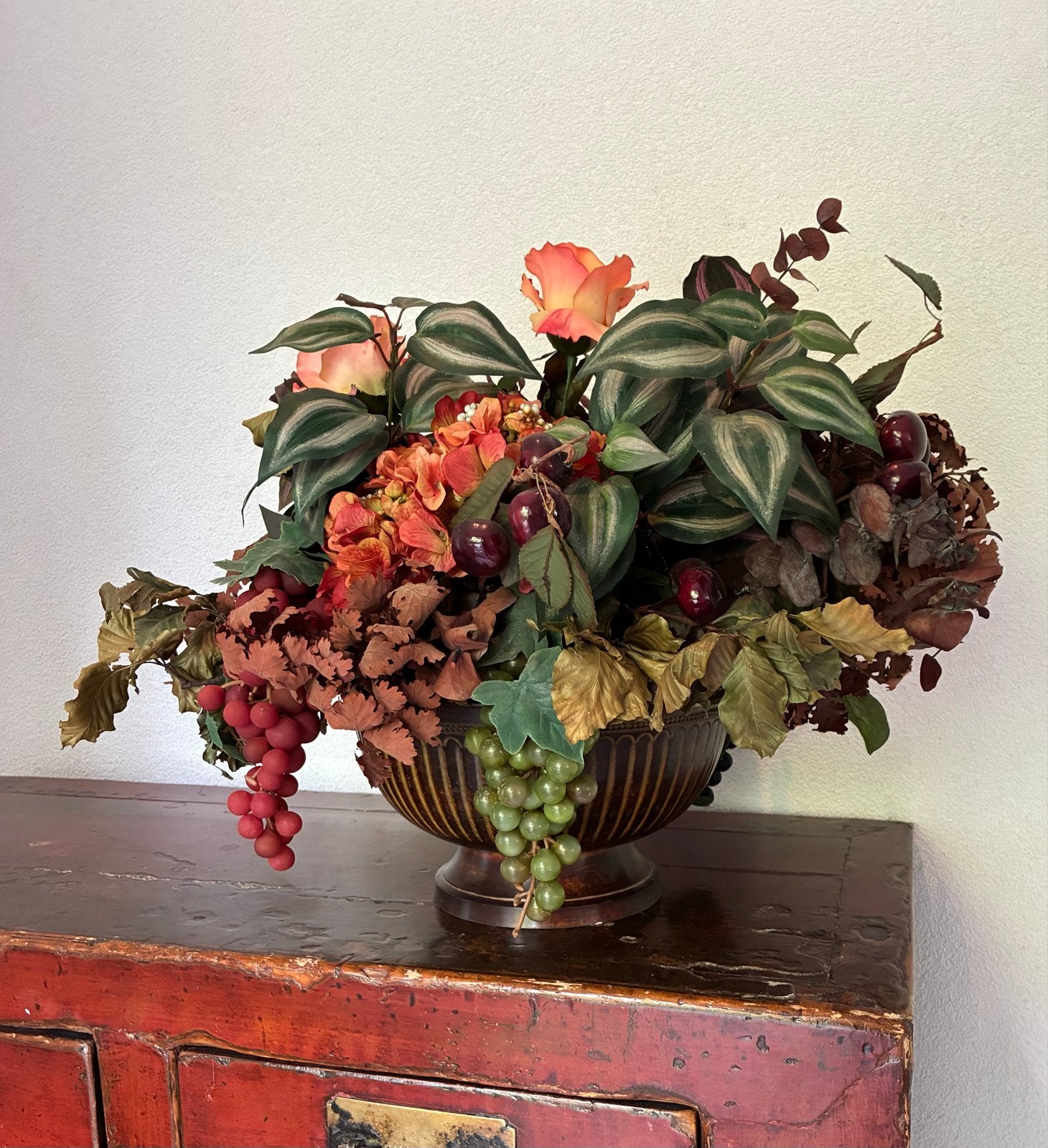 Metalen Vaas met Kunstbloemen en Fruitdecoratie, Huis en Inrichting, Woonaccessoires | Vazen, Gebruikt, Meerkleurig, Inclusief decoratie
