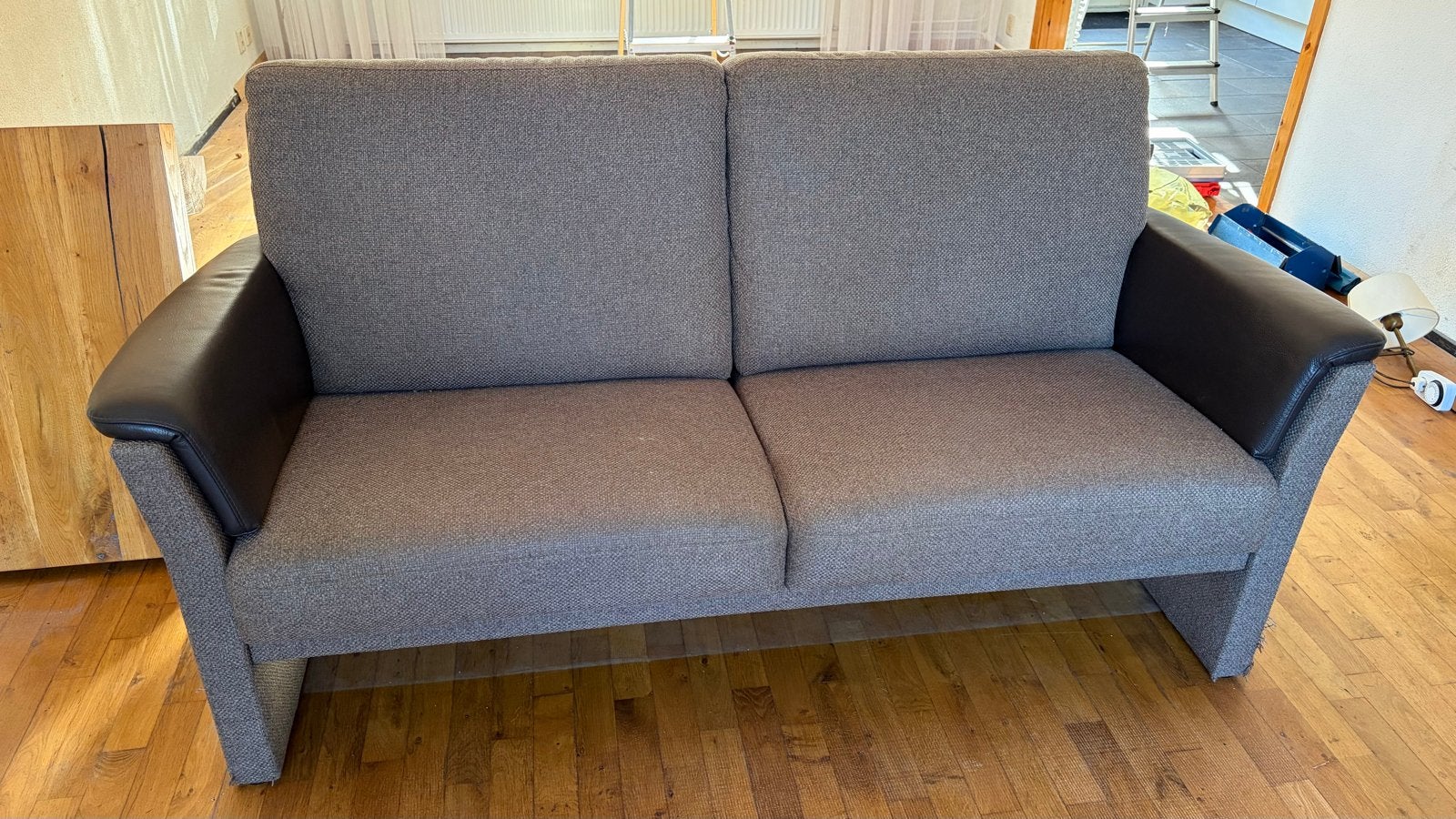 Comfortabele tweezitsbank - Grijs met lederen armleuningen, Ophalen, 150 tot 200 cm, Tweepersoons, 75 tot 100 cm
