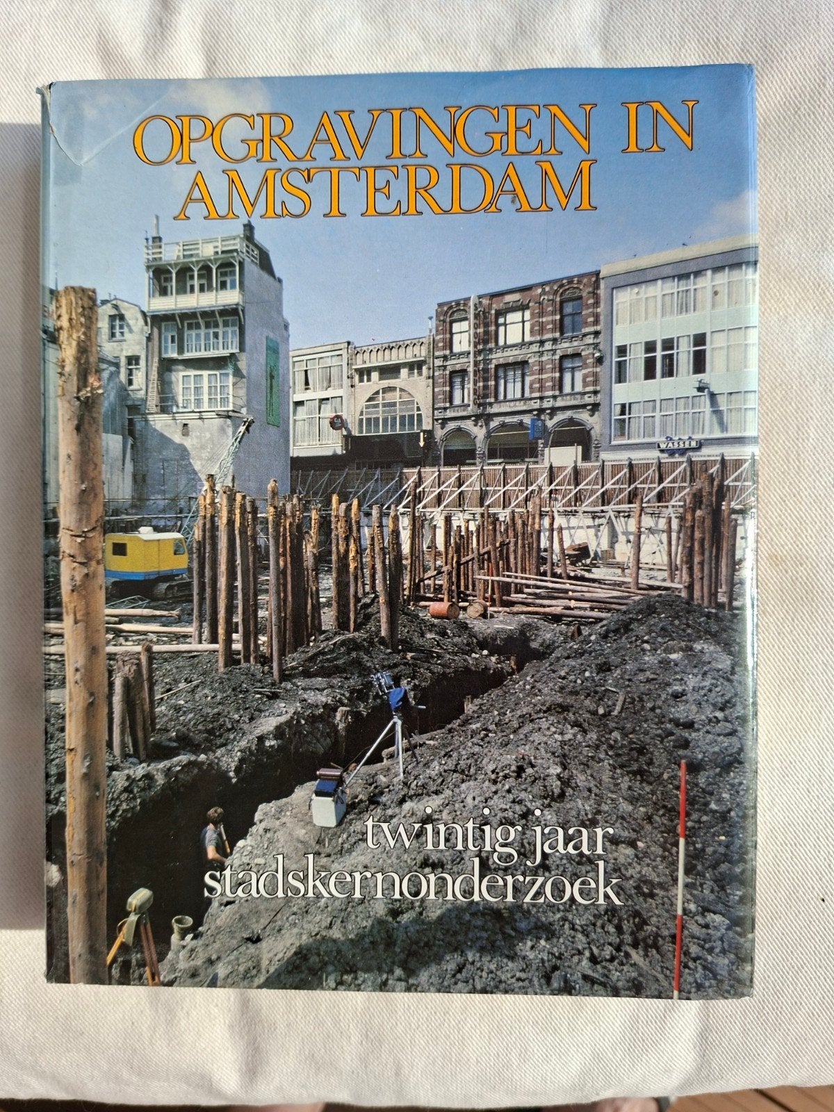 Opgravingen in Amsterdam - 20 jaar stadskernonderzoek (1977), Boeken, Ophalen of Verzenden, 20e eeuw of later, Gelezen, Jan Baart, Wiard Krook, AB Lagerweij, Nina Ockers e.a.
