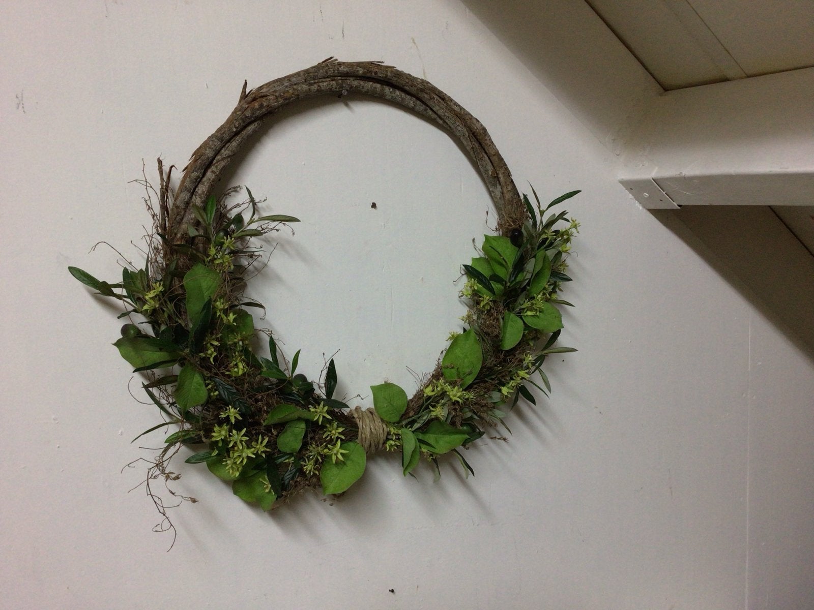 Decoratieve krans van takken en groen, Ophalen of Verzenden, Gebruikt, Krans, Natuurlijk materiaal