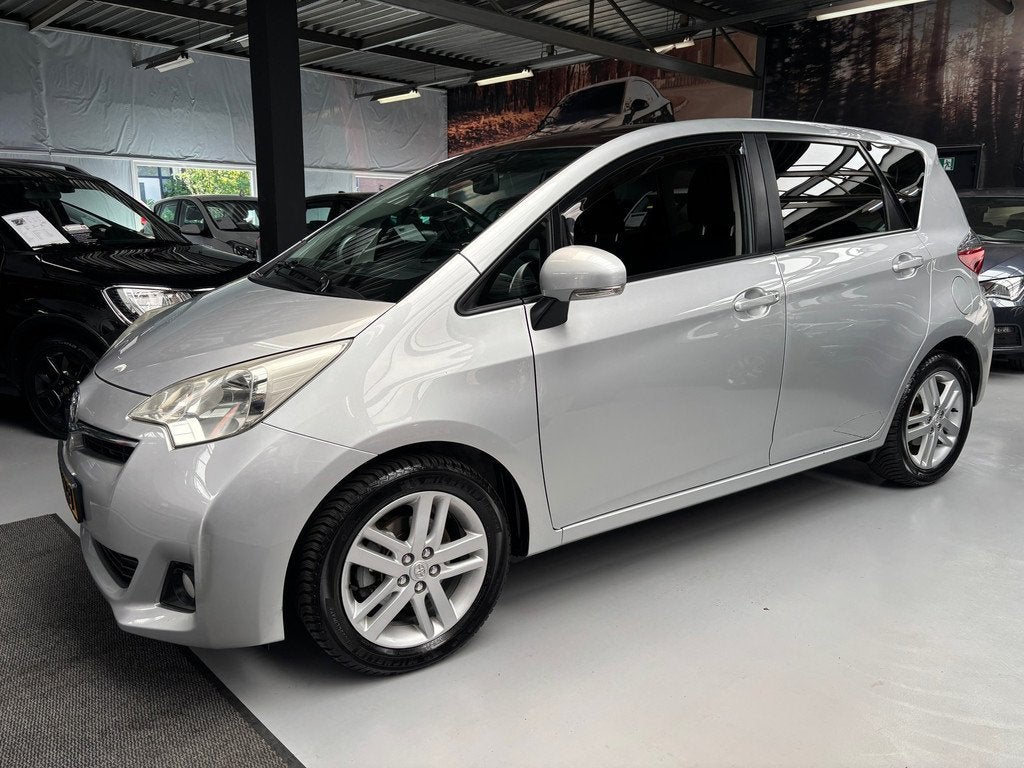 Toyota Verso-S 1.3 VVT-i Dynamic / Camera / Automaat / Trekh, Auto's, Toyota, Euro 5, Stof, Gebruikt, Zwart