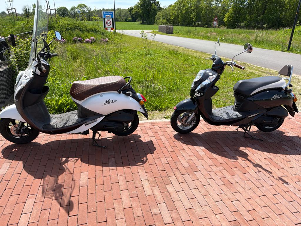 Set van 2 Sym Mio scooters: wit (30km/u) en zwart (60km/u), Fietsen en Brommers, Scooters | SYM, Gebruikt, Mio, Maximaal 25 km/u