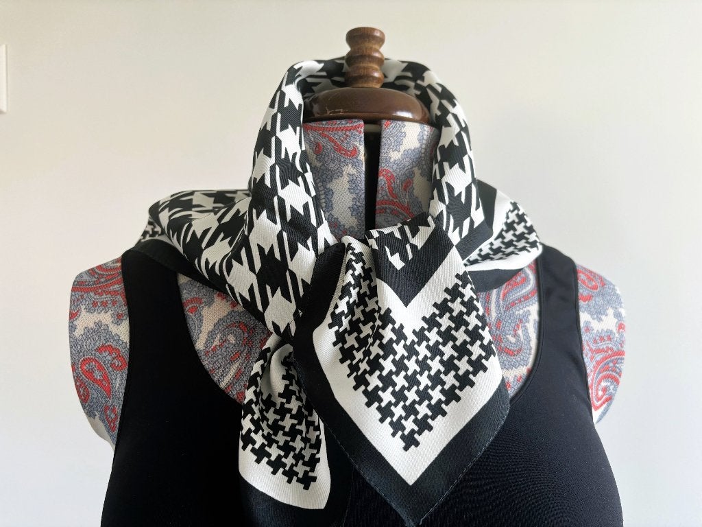 Vintage Klein Pied de Poule Sjaal Shawl 70 cm, Kleding | Dames, Ophalen of Verzenden, Gedragen, Maat 38/40 (M), Sjaal