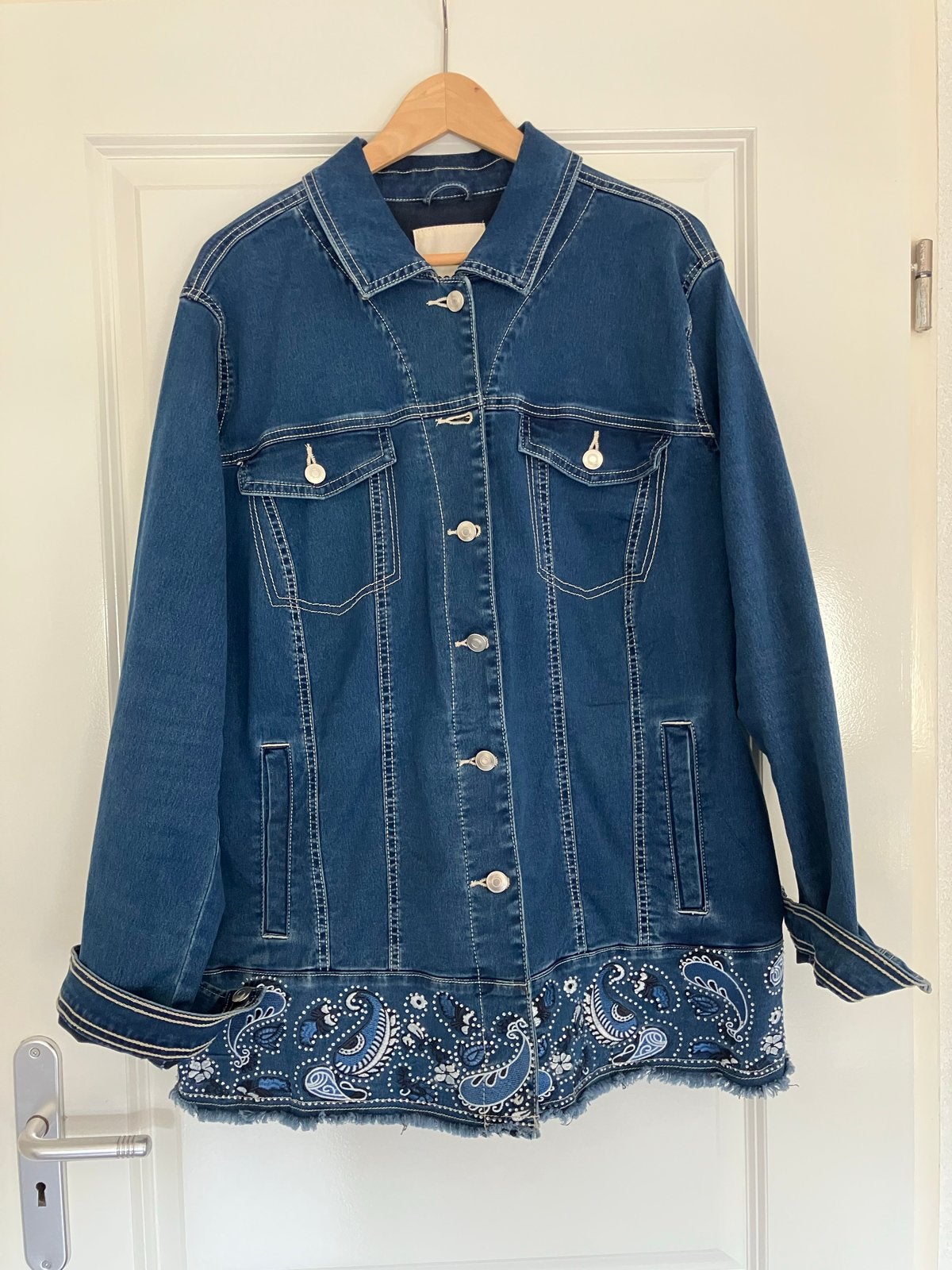 Bonprix spijkerjasje met borduursel en glitters - Maat 54, Bonprix, Blauw, Maat 46/48 (XL) of groter, Ophalen of Verzenden