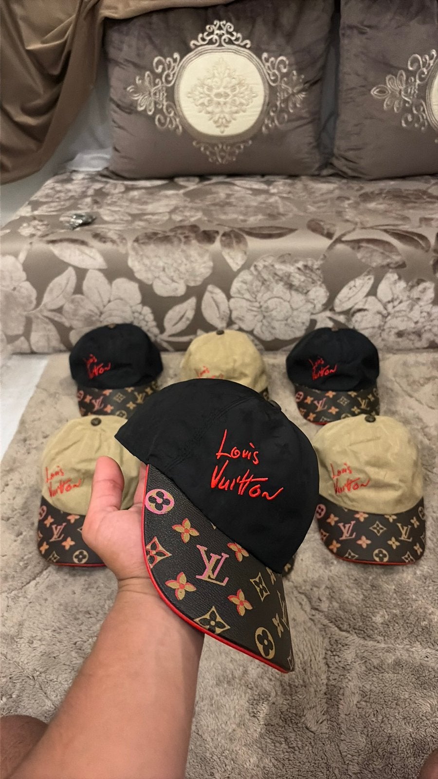 Limited edition love louis vuitton petten, Ophalen of Verzenden, Zo goed als nieuw