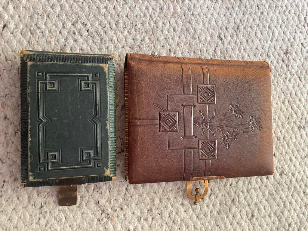 Antieke fotoalbums met sluiting - Set van 2, Ophalen of Verzenden, Gelezen, Overige