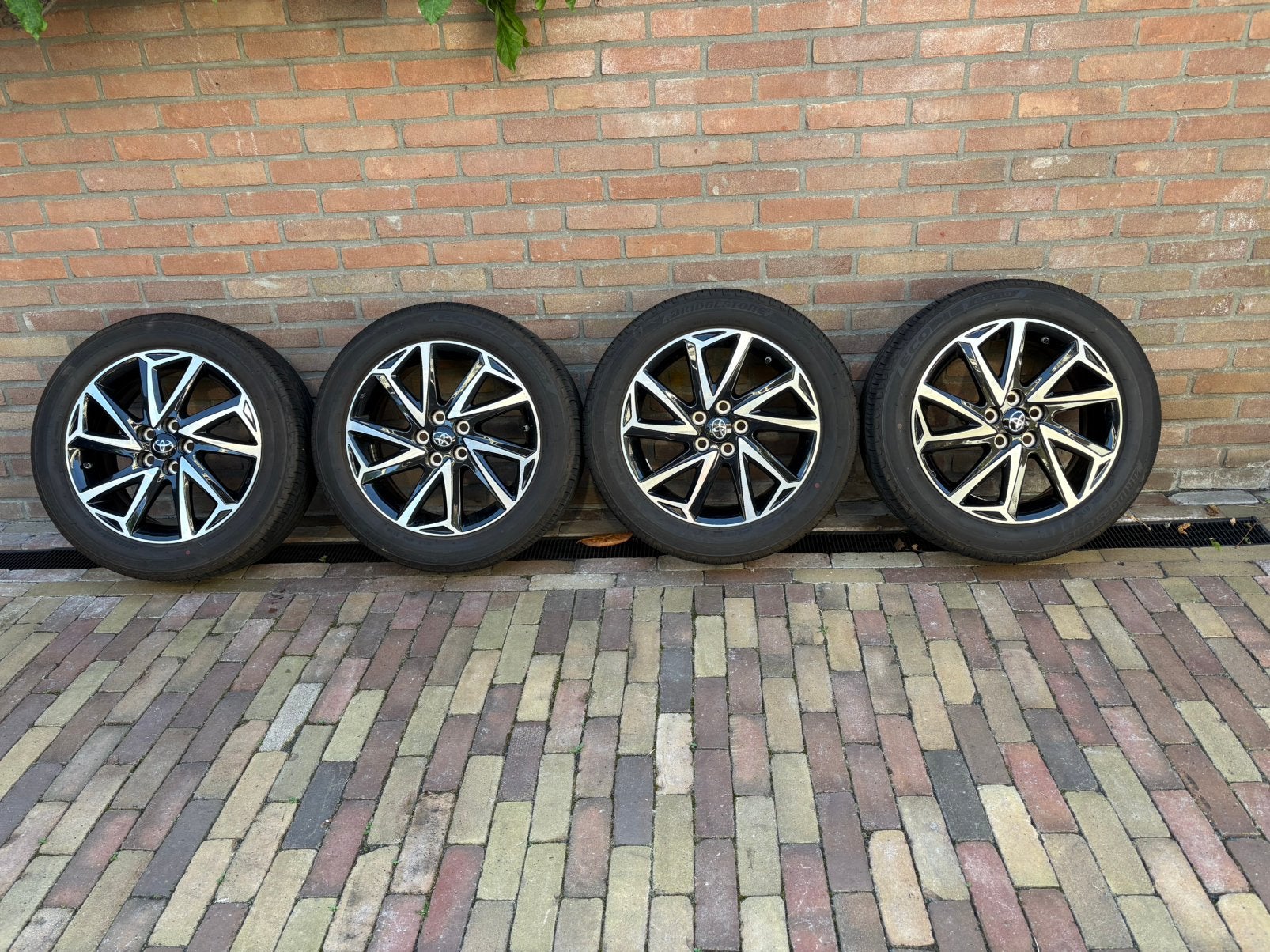 Originele Lichtmetalen velgen Toyota Yaris Hybrid 16 inch, Ophalen, Gebruikt, Velg(en), 16 inch