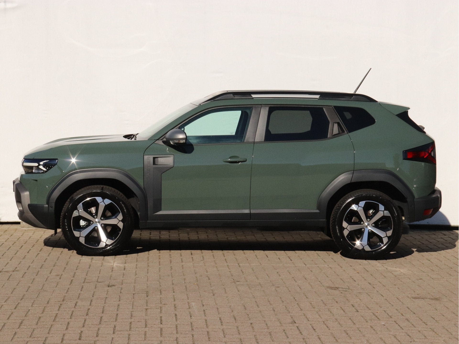 Dacia Duster 1.6 Hybrid 140 Journey AUTOMAAT / NAVI / ALLE O, Dealer onderhouden, Stof, Gebruikt, 4 cilinders