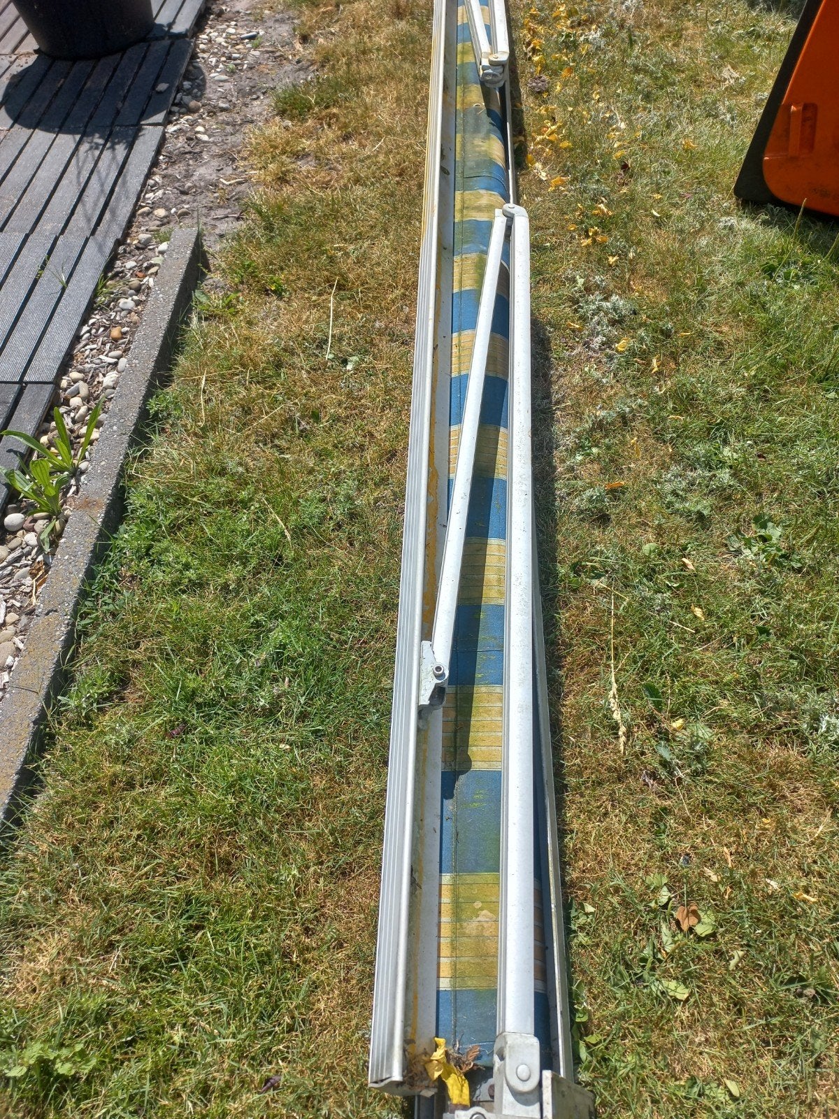 Gebruikt elektrisch knikarmscherm - blauw/geel gestreept, Ophalen, Gebruikt, Elektrisch, 150 tot 300 cm