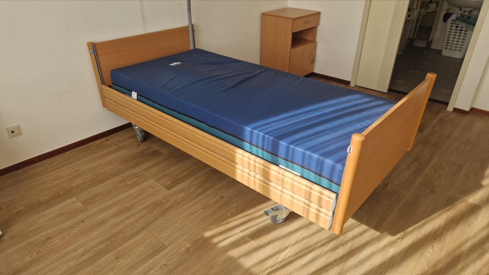 Hooglaagbed Verstelbaar eenpersoonsbed + matras & papegaai, Huis en Inrichting, Ophalen, 90 cm, Eenpersoons, Bruin